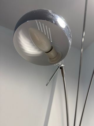 Lámpara de pie plateada y blanca