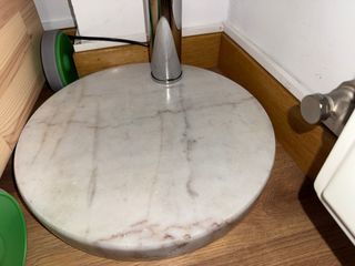 Lámpara de pie plateada y blanca