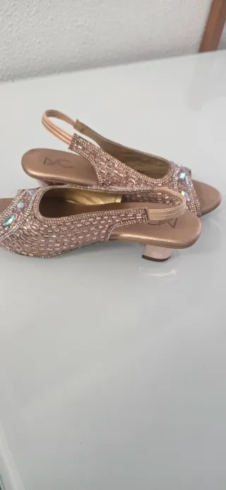 Sandalias doradas y rosas con brillo