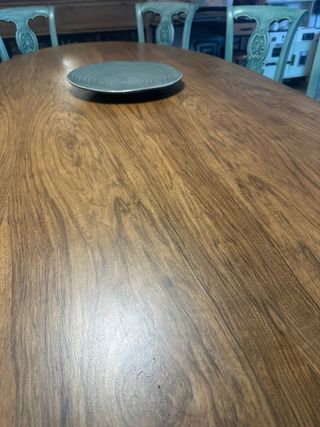 Mesa ovalada de nogal y sillas