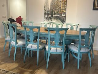 Mesa ovalada de nogal y sillas