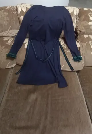 Vestido azul con detalles verdes