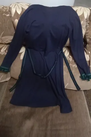 Vestido azul con detalles verdes