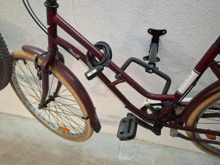 Bicicleta urbana burdeos con cambios.