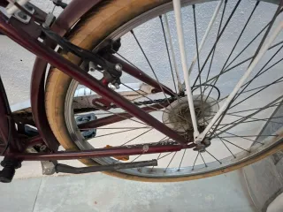 Bicicleta urbana burdeos con cambios.