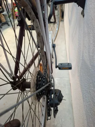 Bicicleta urbana burdeos con cambios.