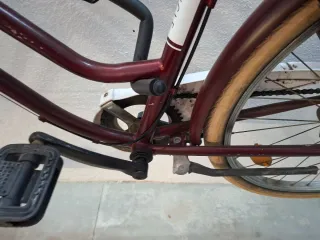 Bicicleta urbana burdeos con cambios.