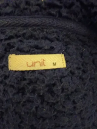 Chaqueta azul con capucha y cremallera