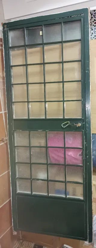 Puerta de chapa con cristal templado