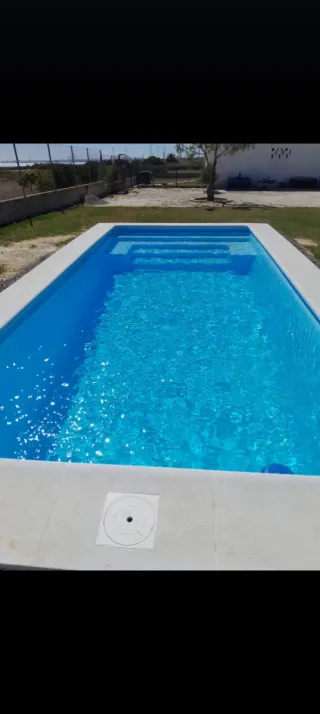 Piscina de poliéster azul y blanco