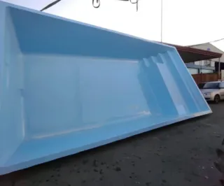 Piscina de poliéster azul y blanco