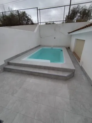 Piscina de poliéster azul y blanco