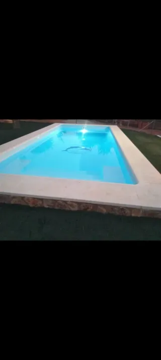 Piscina de poliéster azul y blanco