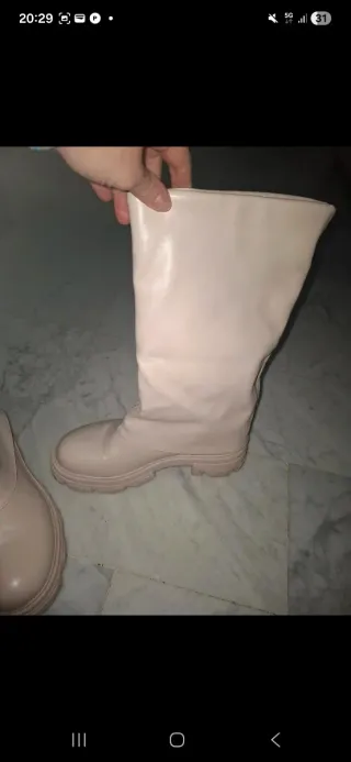 Stivali alti beige con fascia superiore applicata