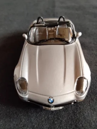 Coche de juguete plateado