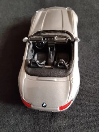 Coche de juguete plateado