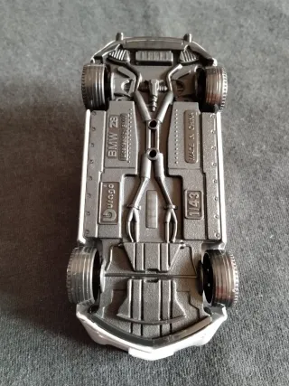 Coche de juguete plateado