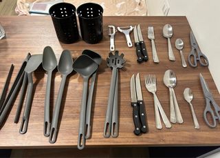 2 set completi di cucina: stoviglie e utensili.