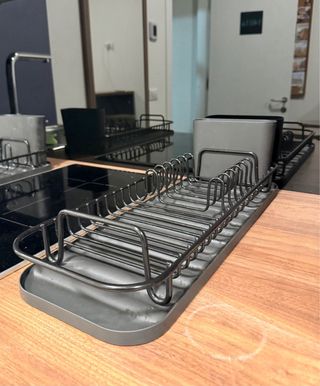 2 set completi di cucina: stoviglie e utensili.