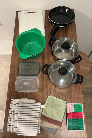 2 set completi di cucina: stoviglie e utensili.