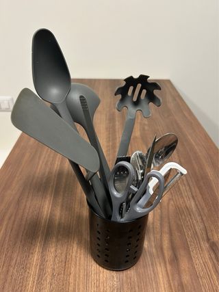 2 set completi di cucina: stoviglie e utensili.