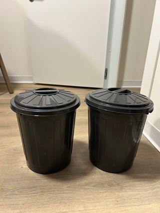 2 set completi di cucina: stoviglie e utensili.