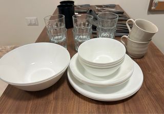 2 set completi di cucina: stoviglie e utensili.