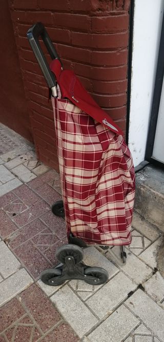 Carrito de compra a cuadros rojo y beige