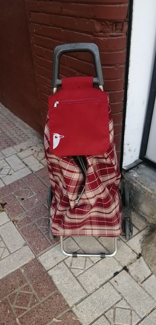 Carrito de compra a cuadros rojo y beige