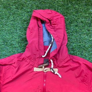 Chaqueta Roja con Cierre de Trencilla