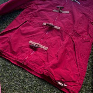 Chaqueta Roja con Cierre de Trencilla