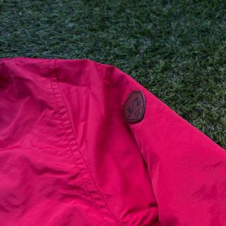 Chaqueta Roja con Cierre de Trencilla