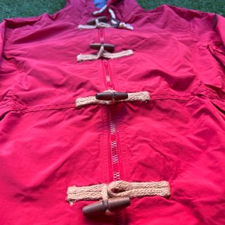 Chaqueta Roja con Cierre de Trencilla