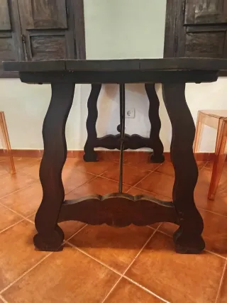 Mesa de comedor antigua de madera y metal