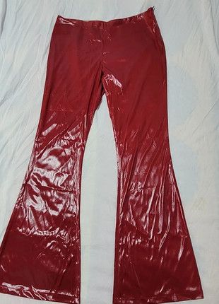 Pantalones rojos elásticos acampanados