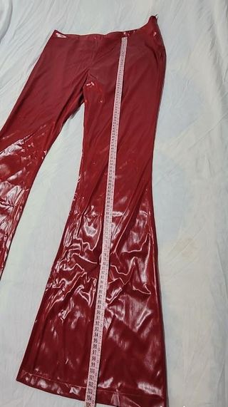 Pantalones rojos elásticos acampanados