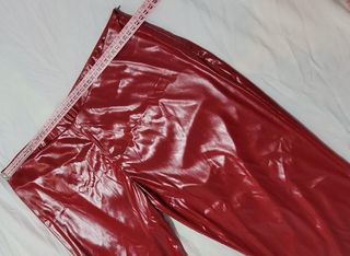Pantalones rojos elásticos acampanados
