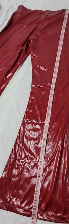 Pantalones rojos elásticos acampanados