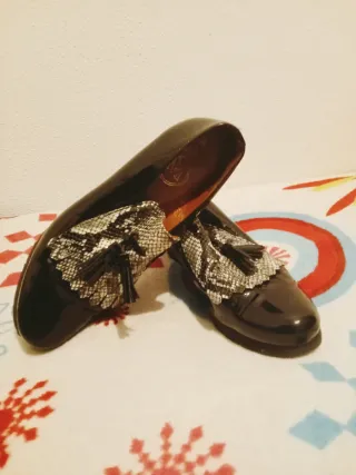Mocasines negros con detalle serpiente
