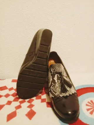 Mocasines negros con detalle serpiente