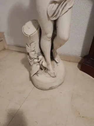 Figura de Cupido de Piedra Beige