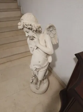 Figura de Cupido de Piedra Beige