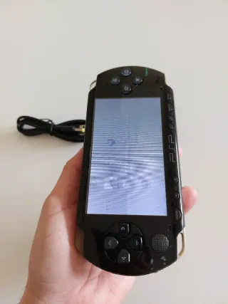 PSP 1004 Negra con Cable de Carga