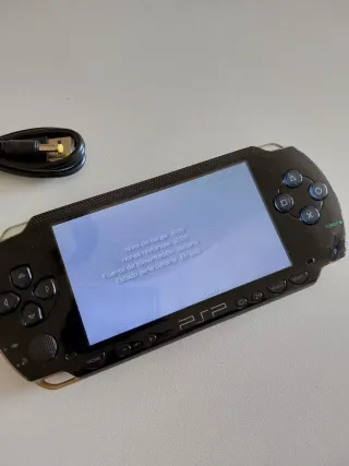 PSP 1004 Negra con Cable de Carga