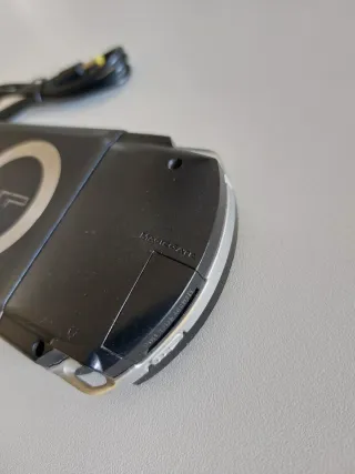 PSP 1004 Negra con Cable de Carga