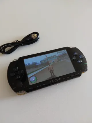 PSP 1004 Negra con Cable de Carga