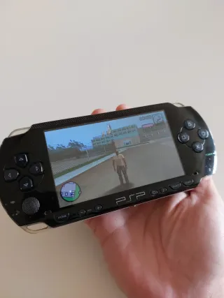 PSP 1004 Negra con Cable de Carga