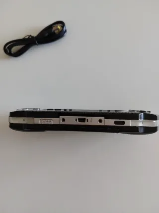 PSP 1004 Negra con Cable de Carga