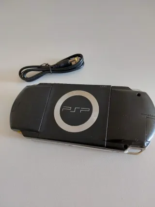 PSP 1004 Negra con Cable de Carga