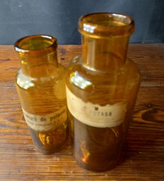 DOS FRASCOS ANTIGUOS DE FARMACIA